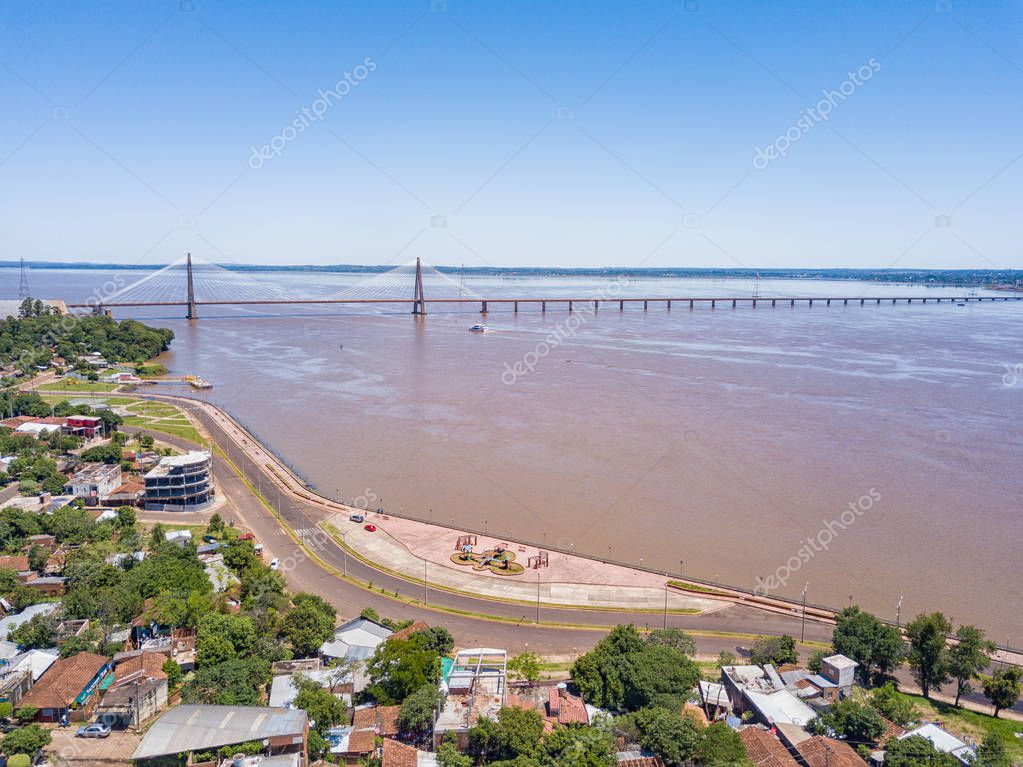 Vista de Posadas y su costanera