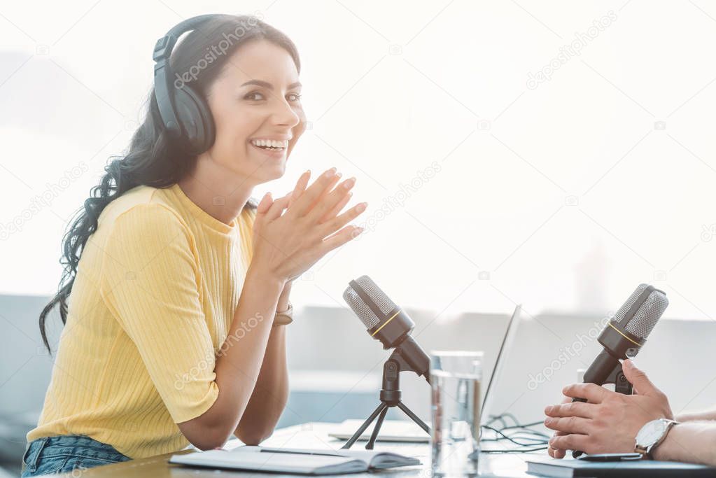 Micrófono en estudio de radio