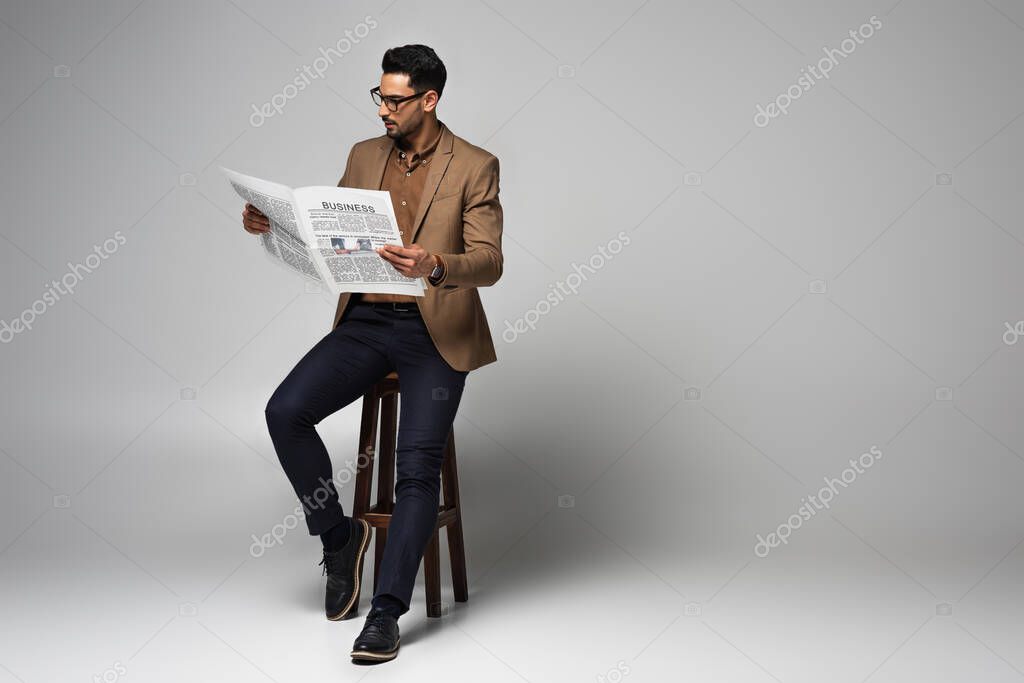 Periódico doblado con sección cultura